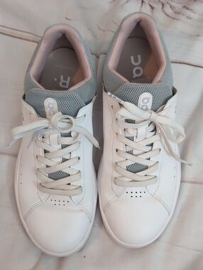 On THE ROGER Advantage Womens 10.5 White Gray Blush CloudTec Sneakers